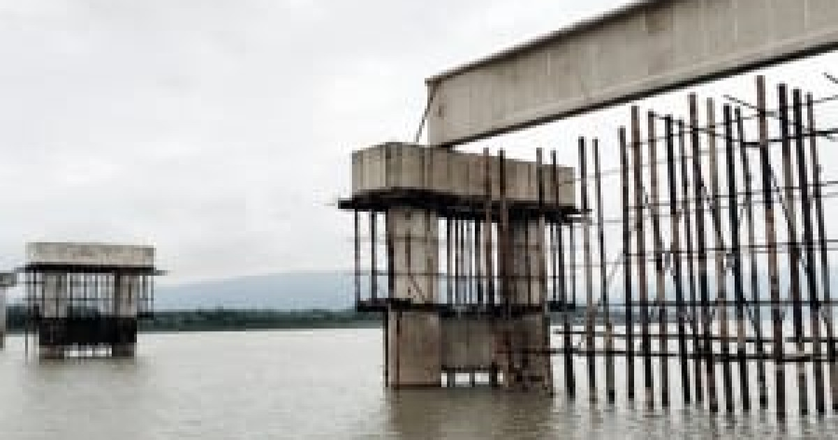 যাদুকাটায় নির্মাণাধীন সেতুর ৫ গার্ডার নদীতে ধস, কারণ নিয়ে এলজিইডির ভিন্নমত