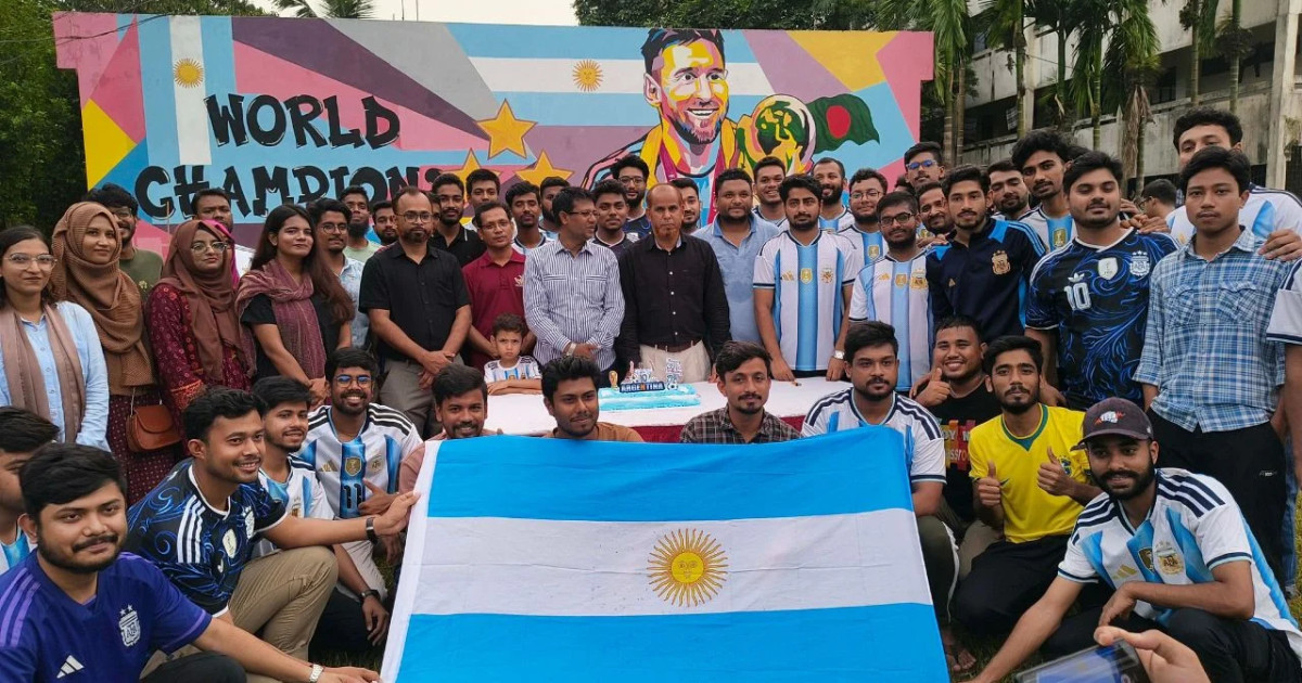 শেকৃবির দেয়ালে বিশ্বকাপজয়ী মেসি, জন্মদিনে আর্জেন্টিনা ভক্তদের ব্যতিক্রমী আয়োজন