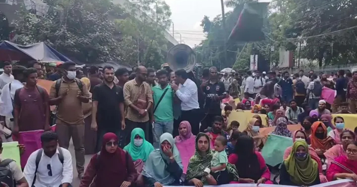 নিয়োগপত্রের দাবিতে শাহবাগে প্রাথমিকের সুপারিশপ্রাপ্তদের অবস্থান