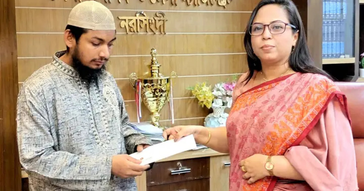 দৃষ্টিপ্রতিবন্ধী আজহারুলের দোকানে পুঁজি দিলেন নরসিংদীর জেলা প্রশাসক