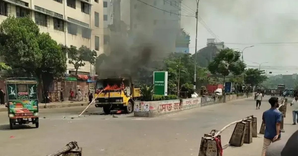 মিরপুরে হকার উচ্ছেদ নিয়ে সংঘর্ষ: পুলিশ ও সিটি কর্পোরেশনের গাড়ি ভাঙচুর ও আগুন
