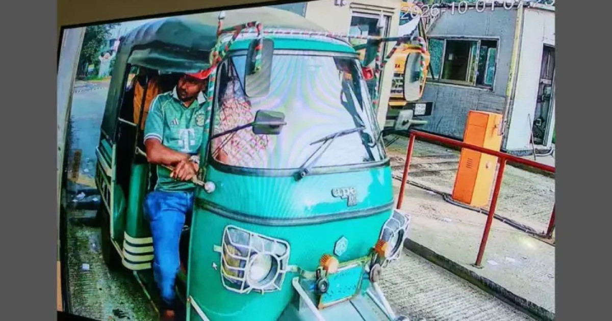 যাত্রীবেশে উঠে শিক্ষিকাকে অস্ত্রের মুখে ছিনতাই, সিসিটিভিতে মিলল সন্দেহজনক সিএনজি
