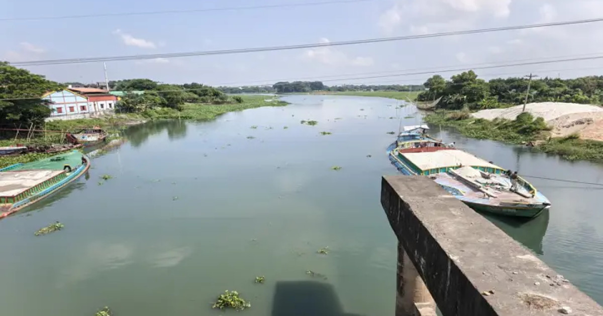 কারখানার বর্জ্যে কালো হাঁড়িধোয়া, হারিয়ে যাচ্ছে মাছ ও কৃষির সম্ভাবনা