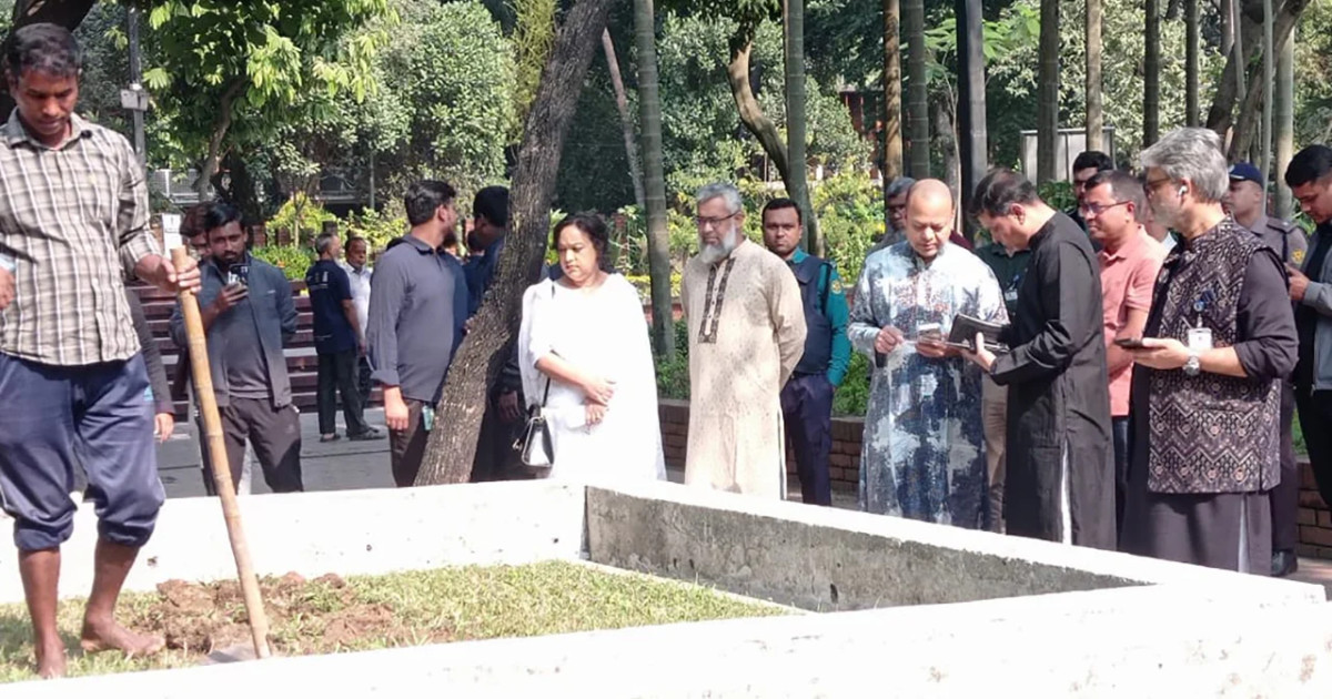 ওসমান হাদির কবর খোঁড়ার কাজ চলছে
