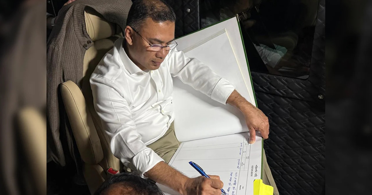 স্মৃতিসৌধের পরিদর্শন বহিতে যা লিখলেন তারেক রহমান