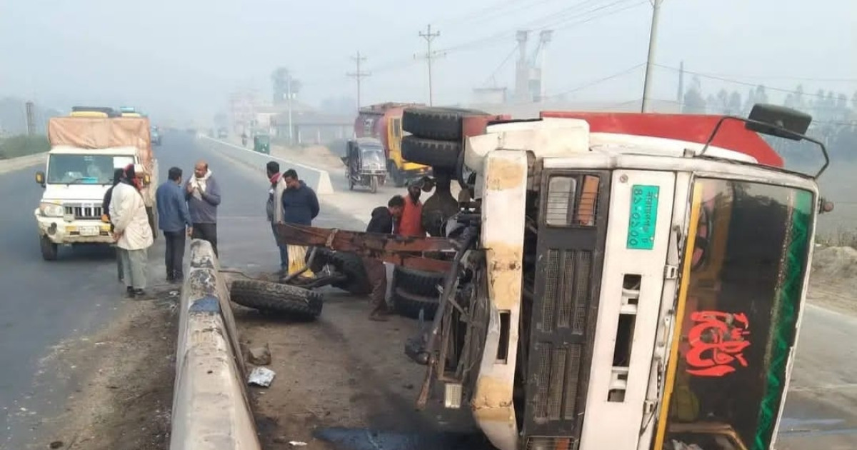 রায়গঞ্জে সড়ক দুর্ঘটনায় প্রাইভেট কার চালক নিহত, দুই সেনা সদস্য আহত