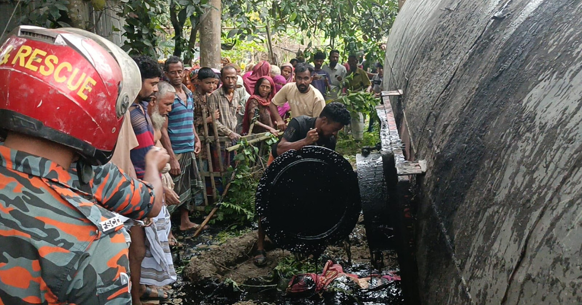 রায়গঞ্জে বিটুমিনবাহী ট্রাক উল্টে পথচারী নারী নিহত