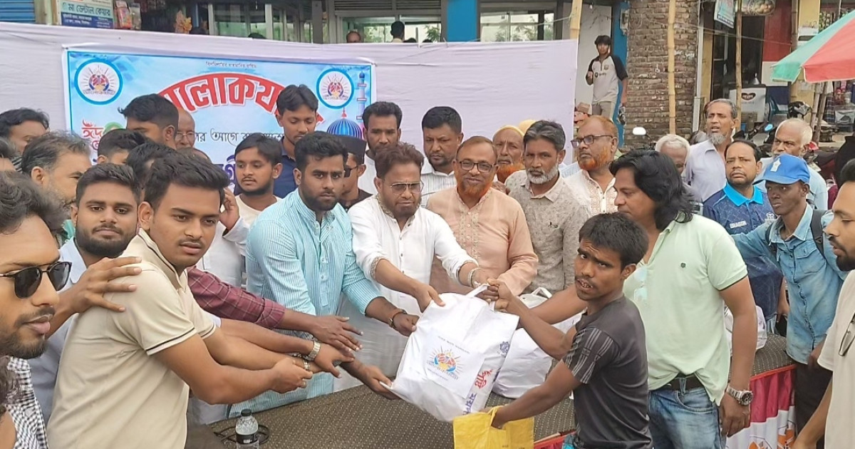 সলঙ্গায় ‘আলোক যাত্রা’র উদ্যোগে দুই শতাধিক অসহায়ের মাঝে ঈদ উপহার বিতরণ
