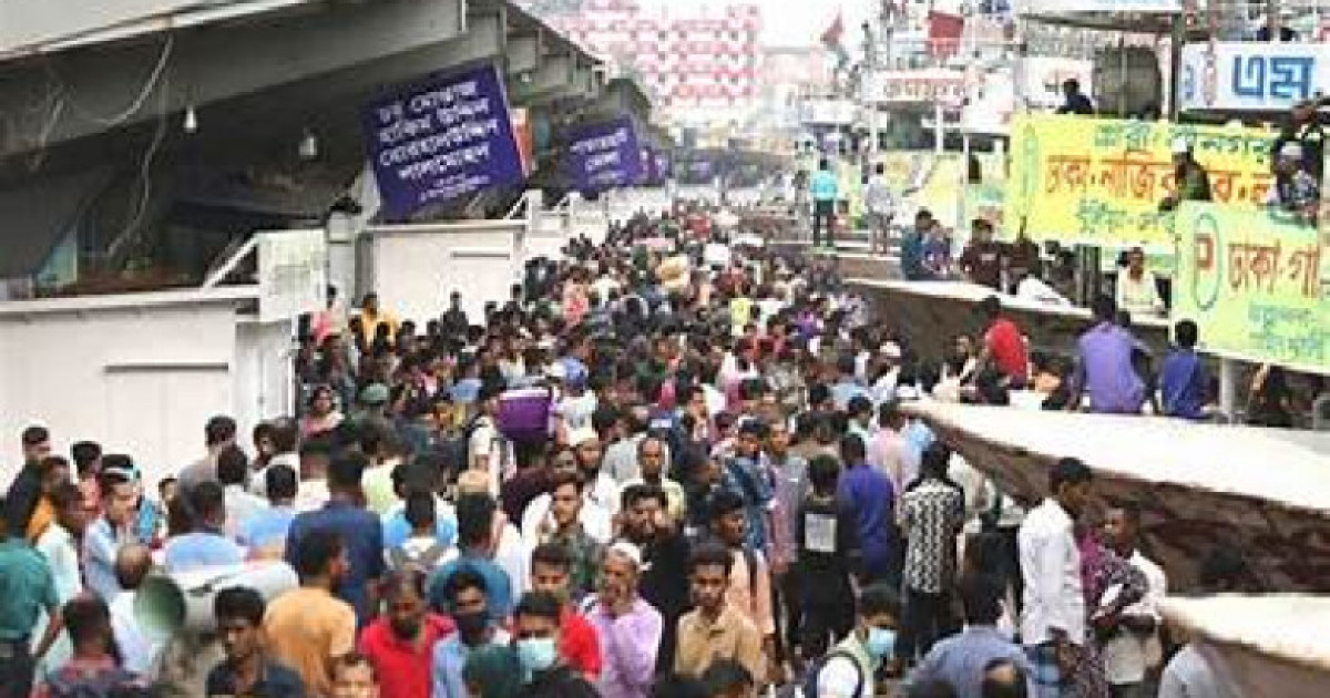 ঈদের দ্বিতীয় দিনেও ঘরমুখো মানুষের ঢল, স্বস্তির যাত্রায় রাজধানী ছাড়ছেন যাত্রীরা