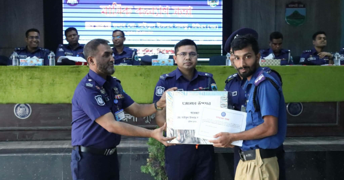 আইন-শৃঙ্খলা রক্ষায় পুলিশ সুপারের ব্যতিক্রমী উদ্যোগ: সম্মাননা পেলেন সচেতন নাগরিক ও গ্রাম পুলিশ সদস্যরা