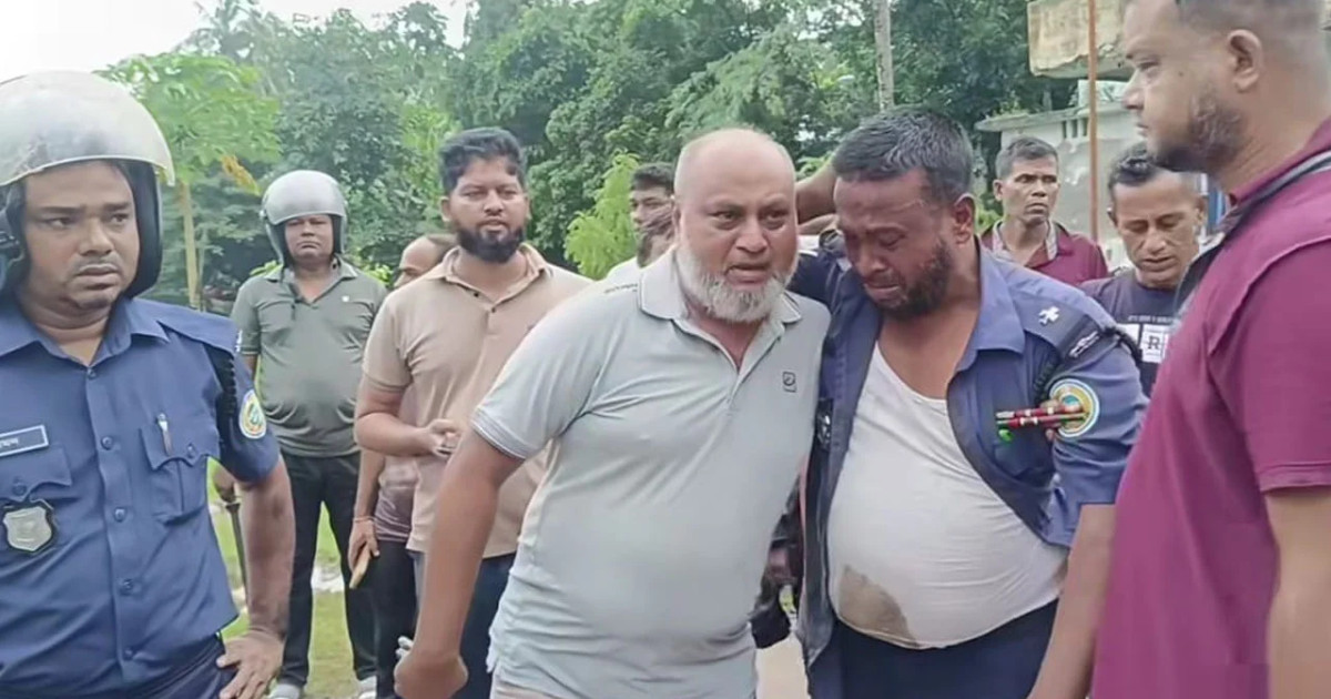আসামির মৃত্যুর গুজব ছড়িয়ে আগৈলঝাড়া থানায় হামলা, আহত ১০ পুলিশ