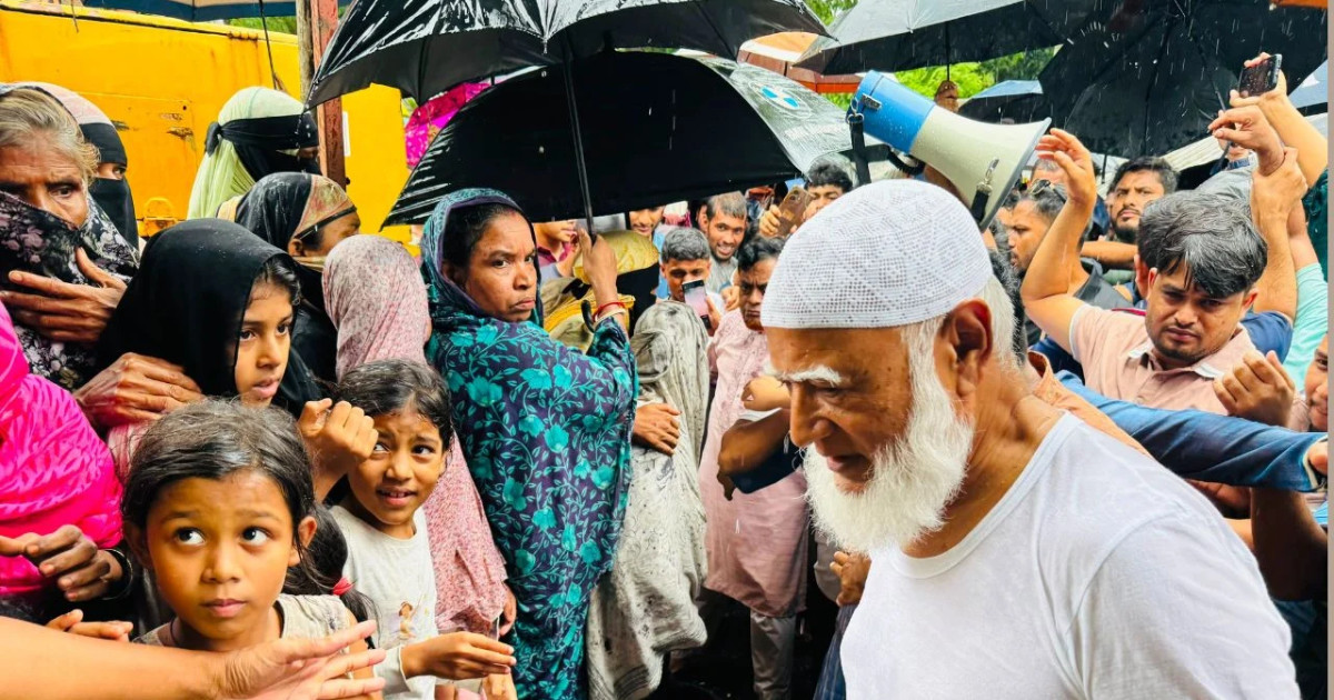 বন্যাকবলিত হিন্দুপাড়ায় জামায়াত আমির: ‘দুর্যোগে মানুষের একটাই পরিচয়—মানুষ’