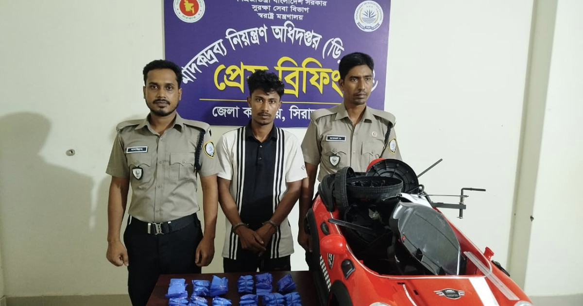 রায়গঞ্জে বাসে অভিযান, ১২ হাজার পিস ইয়াবাসহ যাত্রী আটক