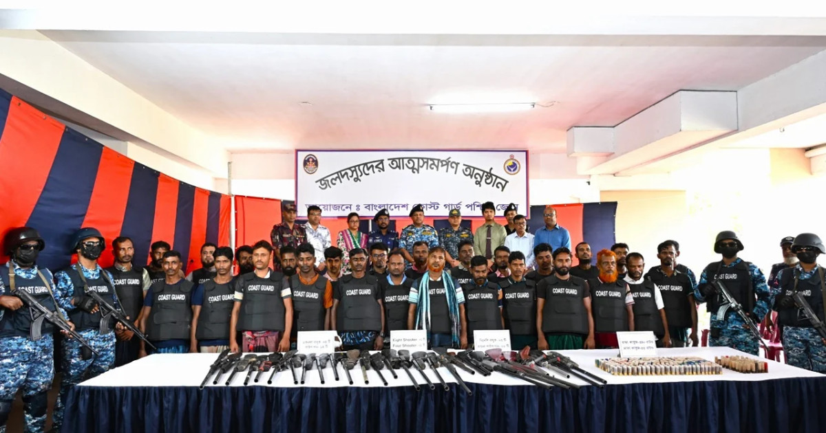 অস্ত্র-গোলাবারুদ জমা দিয়ে আত্মসমর্পণ সুন্দরবনের কুখ্যাত ছোট জাহাঙ্গীর বাহিনীর ২৭ সদস্য