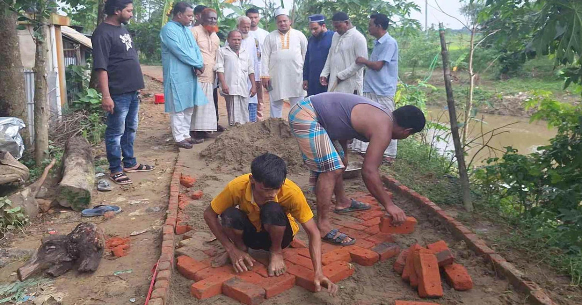 ৩০ বছরের দুর্ভোগের অবসান, ব্যক্তি উদ্যোগে সড়ক সলিংয়ে স্বস্তি ফিরল রাউজানবাসীর