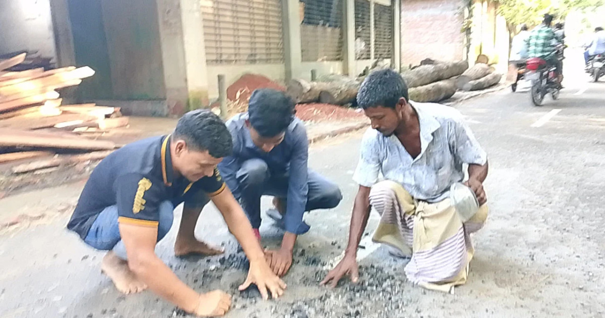 ৮৭ লাখ টাকার সড়ক ১৫ দিনেই বেহাল, হাতের ঘষাতেই উঠে যাচ্ছে কার্পেটিং