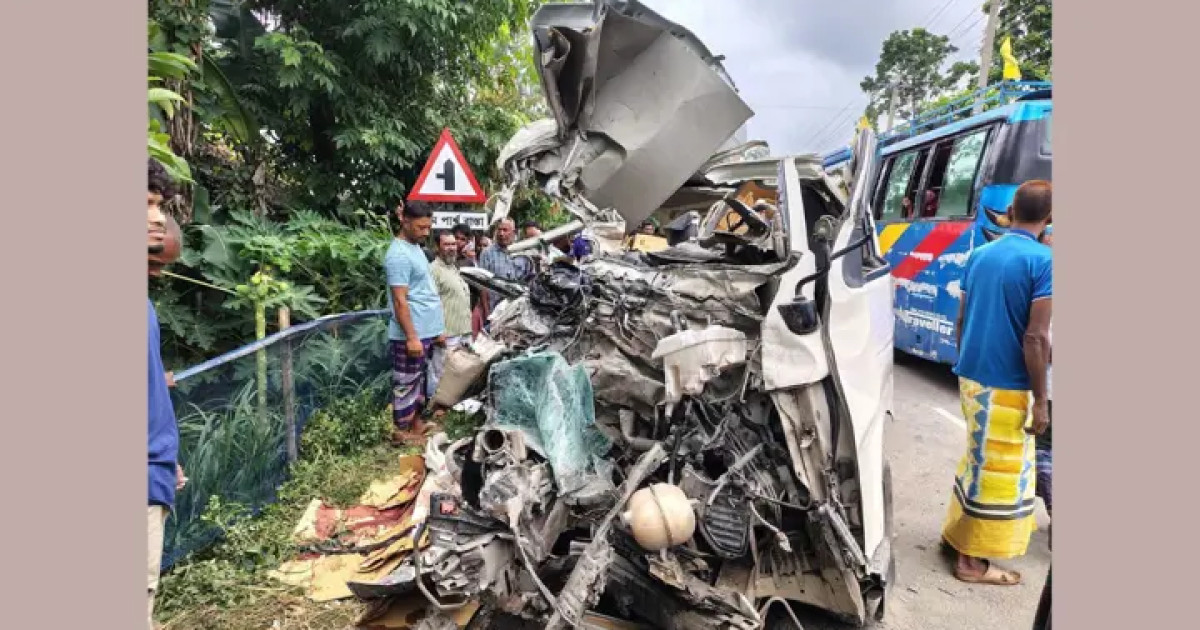 পলাশবাড়ীতে বাস-মাইক্রোবাসের মুখোমুখি সংঘর্ষ, চালক নিহত