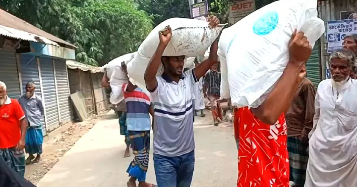 সার না পেয়ে রৌমারীতে কৃষকদের বিক্ষোভ, গোডাউন ভেঙে শতাধিক বস্তা লুট