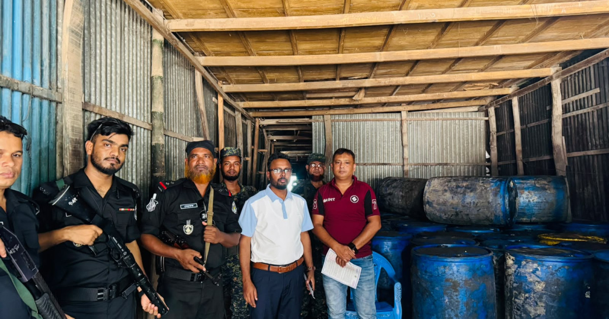 সিরাজগঞ্জে `খোলা ভোজ্য তেলের দাম বেশি রাখায় দুই জনকে ৪০ হাজার টাকা জরিমানা